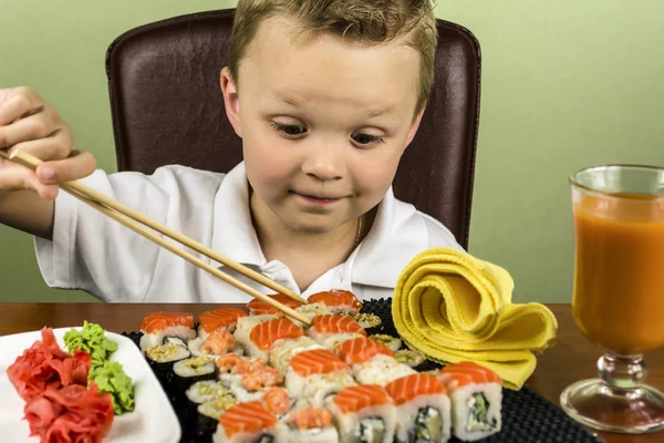 Divertente ragazzo mangiare sushi — Foto Stock