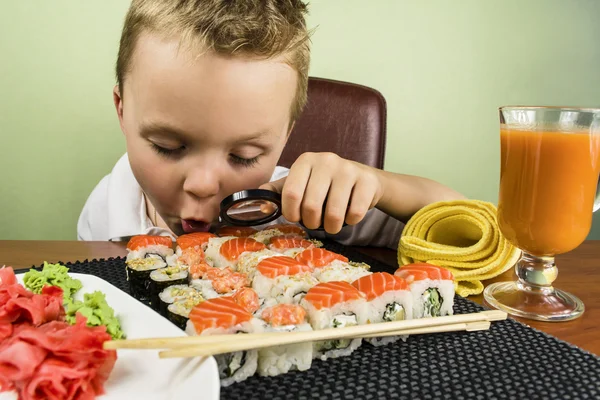 Divertente ragazzo mangiare sushi — Foto Stock