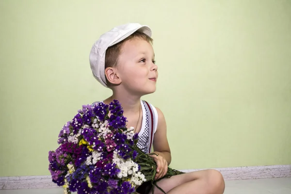 Мальчик держит букет цветов — стоковое фото