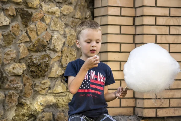 Boy eats cotton candy — Stock Photo, Image