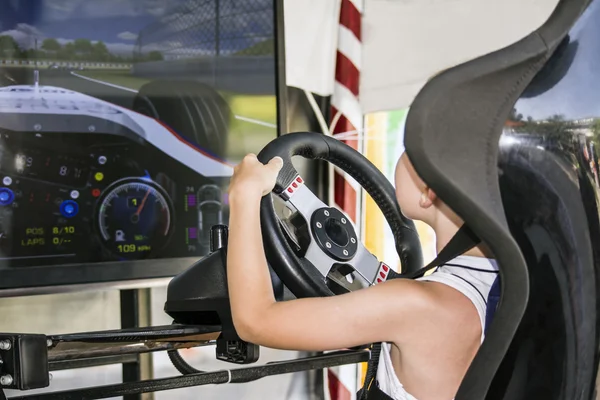 Niño jugando en una carrera virtual — Foto de Stock