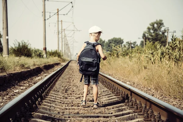 Хлопчик чекає на поїзд — стокове фото