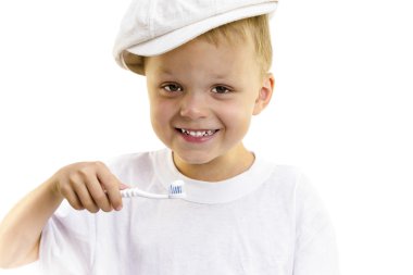 Çocuk dişlerini fırçalıyor.