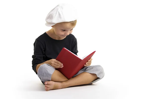 Junge liest ein Buch — Stockfoto