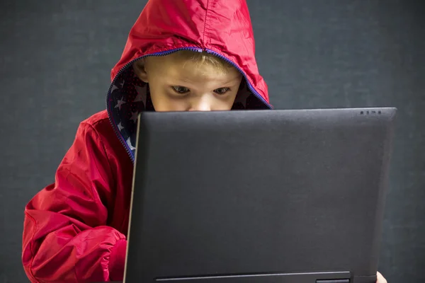 Jongen op de computer hacker — Stockfoto