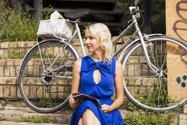 Красивая женщина и старый велосипед — стоковое фото