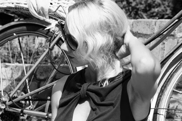 Güzel kadın ve eski bir bisiklet — Stok fotoğraf