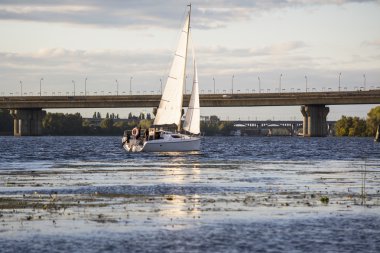 nehir ve köprü tekne