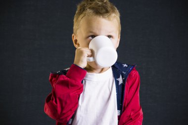 bir fincan ile komik çocuk 