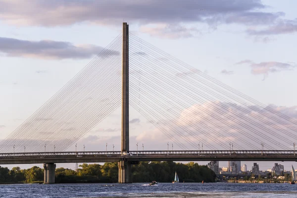 Puente sobre el río y el cielo — Foto de Stock