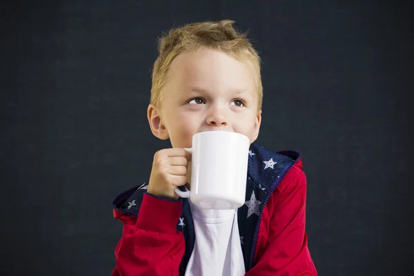 カップを持つ面白い少年 — ストック写真