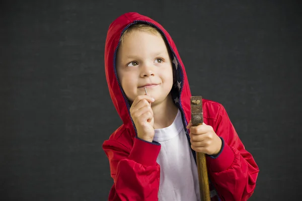 Divertente ragazzo con un martello e chiodo — Foto Stock