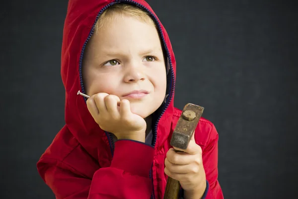 Lustiger Junge mit Hammer und Nagel — Stockfoto