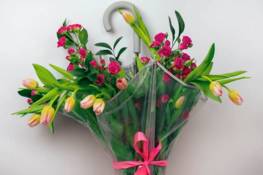 Güzel bir buket çiçek, kırmızı gül ve şemsiyeli laleler.