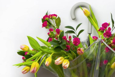 Güzel bir buket çiçek, kırmızı gül ve şemsiyeli laleler.