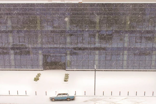 Edificio Uffici Vecchia Auto Sulla Neve Inverno — Foto Stock