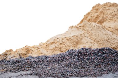 Paramparça olmuş taşlar ve kumlar beyaz arka planda inşaat için. 