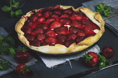 Taze çilek ve naneli ev yapımı puf böreği. 