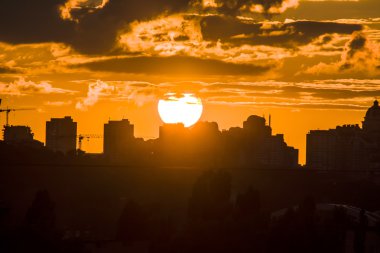 Şehirde günbatımı