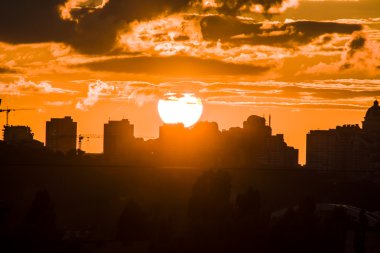 Şehirde günbatımı