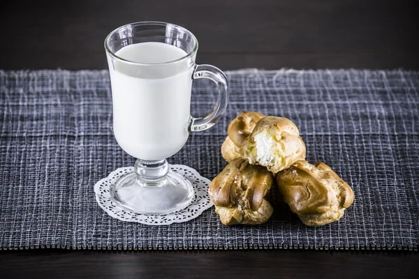 크림 케이크와 우유 한 잔 — 스톡 사진