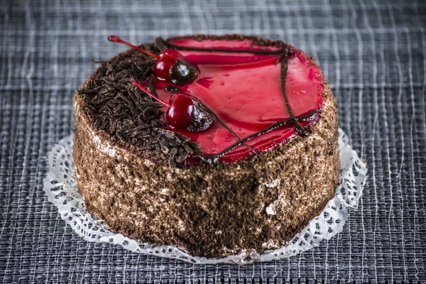 Kek kiraz ve çikolata ile — Stok fotoğraf