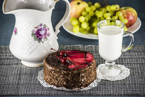 Kek kiraz ve çikolata ile — Stok fotoğraf