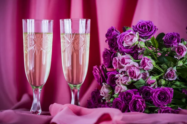 Wijn en een boeket van bloemen — Stockfoto