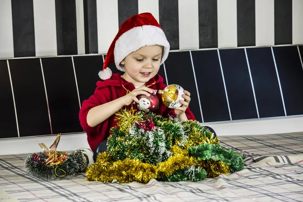 Мальчик и рождественские украшения — стоковое фото