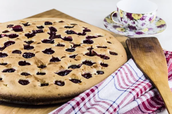 Gâteau farci aux cerises en conserve — Photo