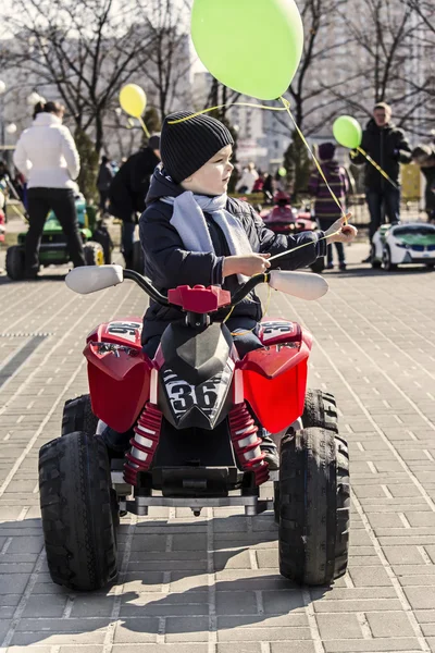 Boy riding in a car park — Stock Photo, Image