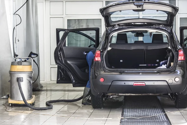 Arabayı temizlemek için profesyonel elektrikli süpürge