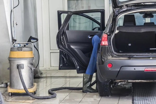 Arabayı temizlemek için profesyonel elektrikli süpürge
