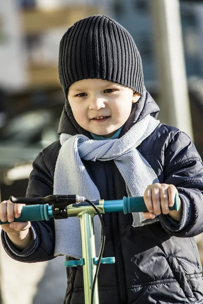 Niño en scooter — Foto de Stock