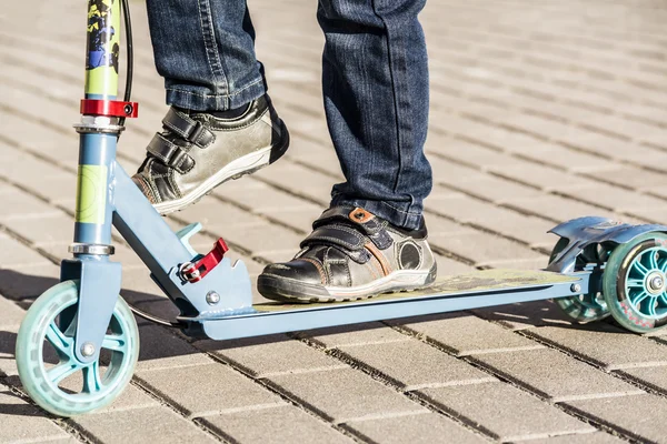 Montar en un scooter — Foto de Stock