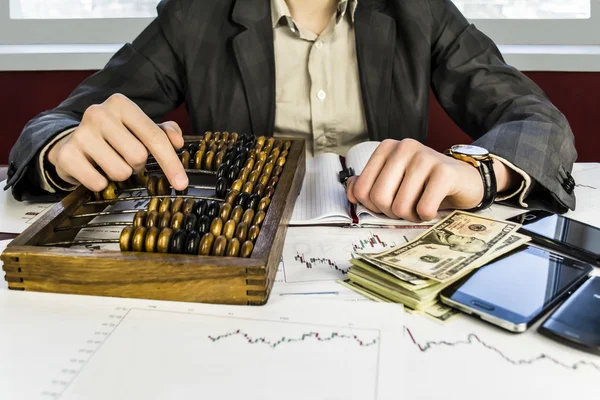 Wisselkoersen en Forex grafieken maken geld houten abacus — Stockfoto