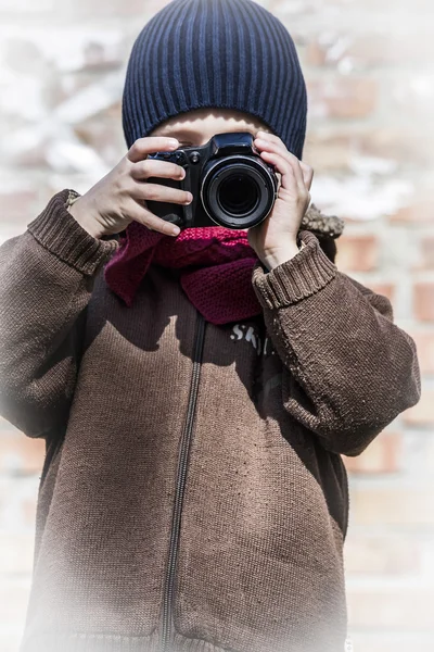 Barnet lär sig att fotografera kameran — Stockfoto