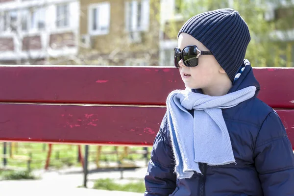 Boy on the street in  mother's sunglasses — Stock Photo, Image