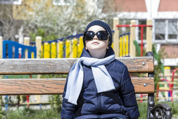 Мальчик на улице в маминых солнечных очках — стоковое фото