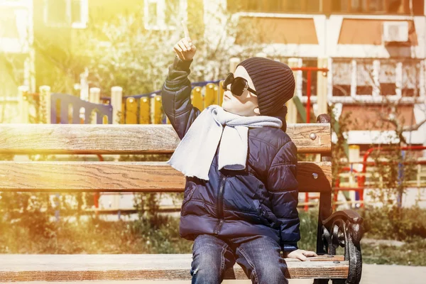 Junge auf der Straße mit der Sonnenbrille der Mutter — Stockfoto