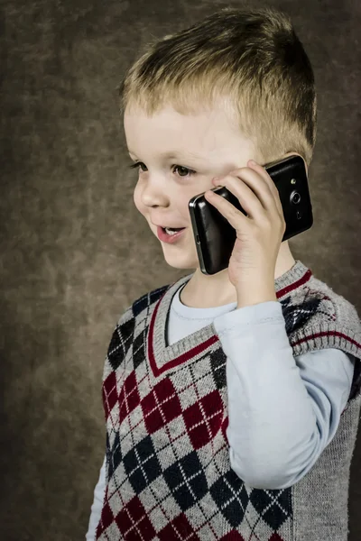 Мальчик разговаривает по смартфону — стоковое фото