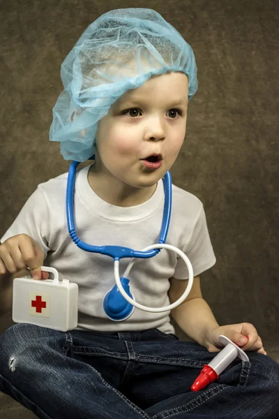 Pojke spelar läkare — Stockfoto