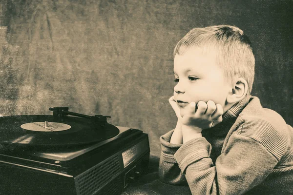 Retro müzik çalarınıza dinleme çocuk