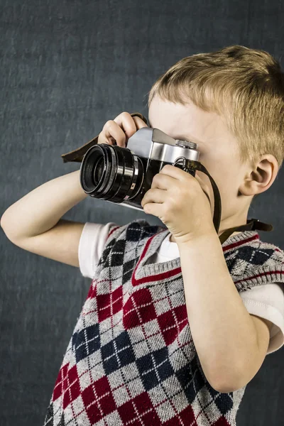 Pojke fotograferade retro kamera — Stockfoto