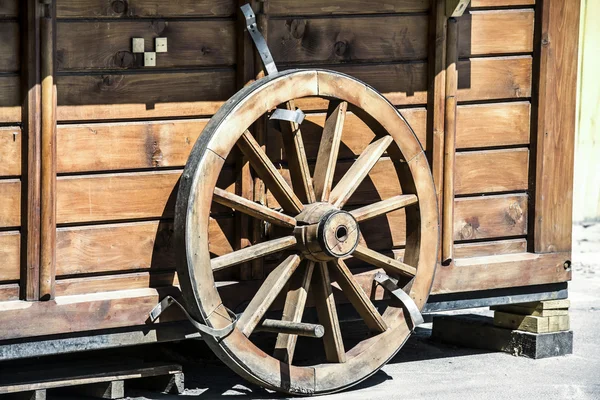 Wooden wheel on the wagon broken — Stock Photo, Image