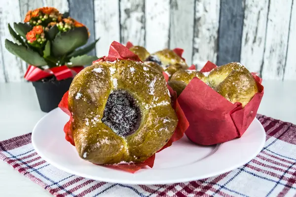 Cupcake with cherry filling — Stock Photo, Image