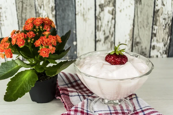 Jordgubbsyoghurt — Stockfoto