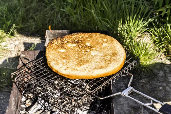 Pão caseiro na grelha — Fotografia de Stock