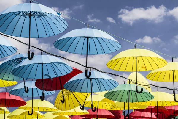 다채로운 우산 하늘 배경 — 스톡 사진