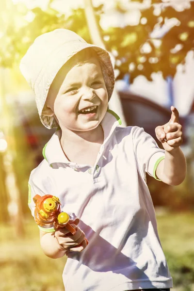 Ld playing in the street Water Gun — Stock Photo, Image